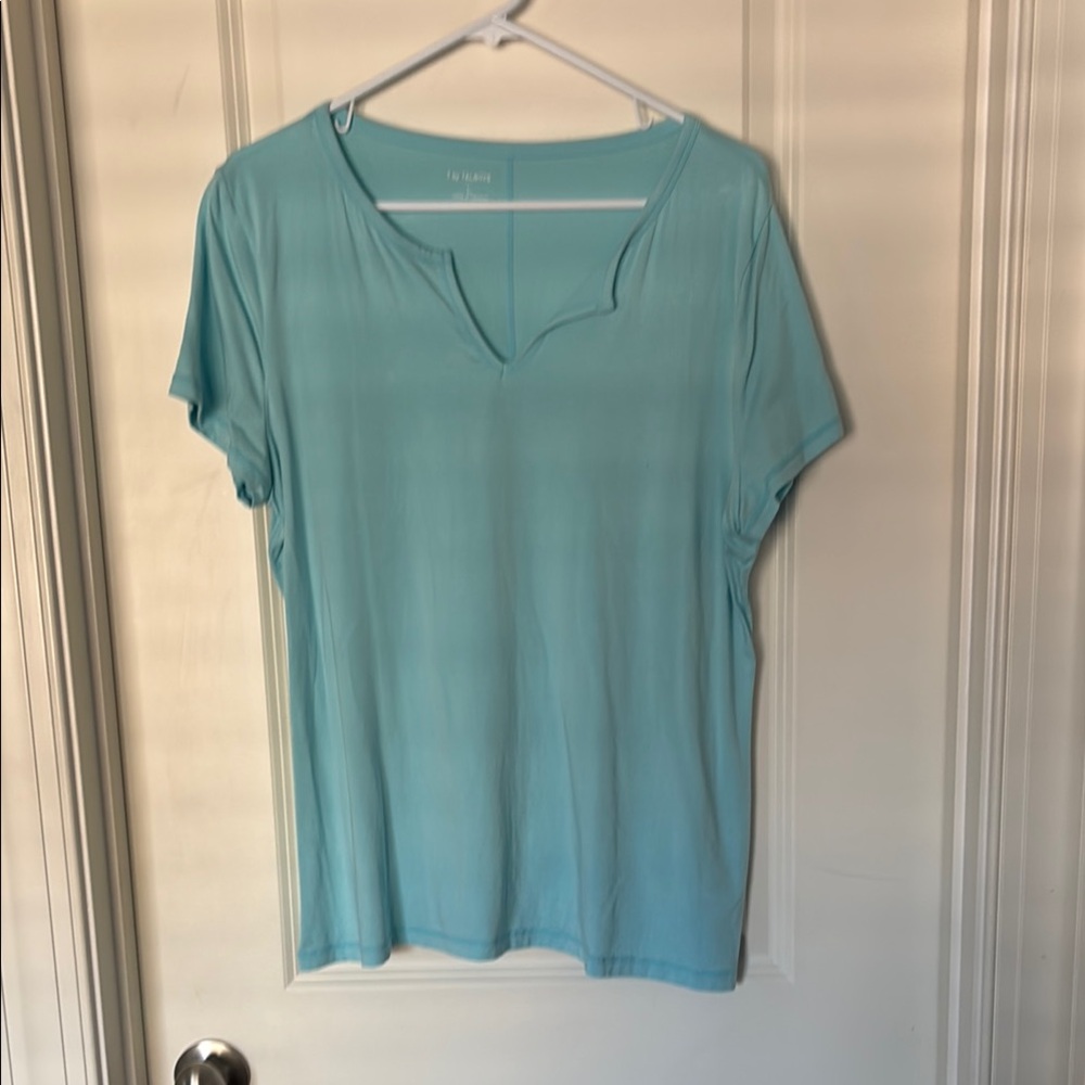 Talbot’s light Teal V-Neck Short Sleeve Tee. Sz L